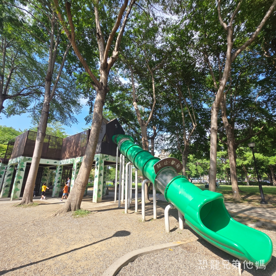 台中‧南屯｜豐富公園：隱身都市茂密樹蔭下的樹屋溜滑梯，適合孩子奔跑玩球的大草皮，一旁有廁所