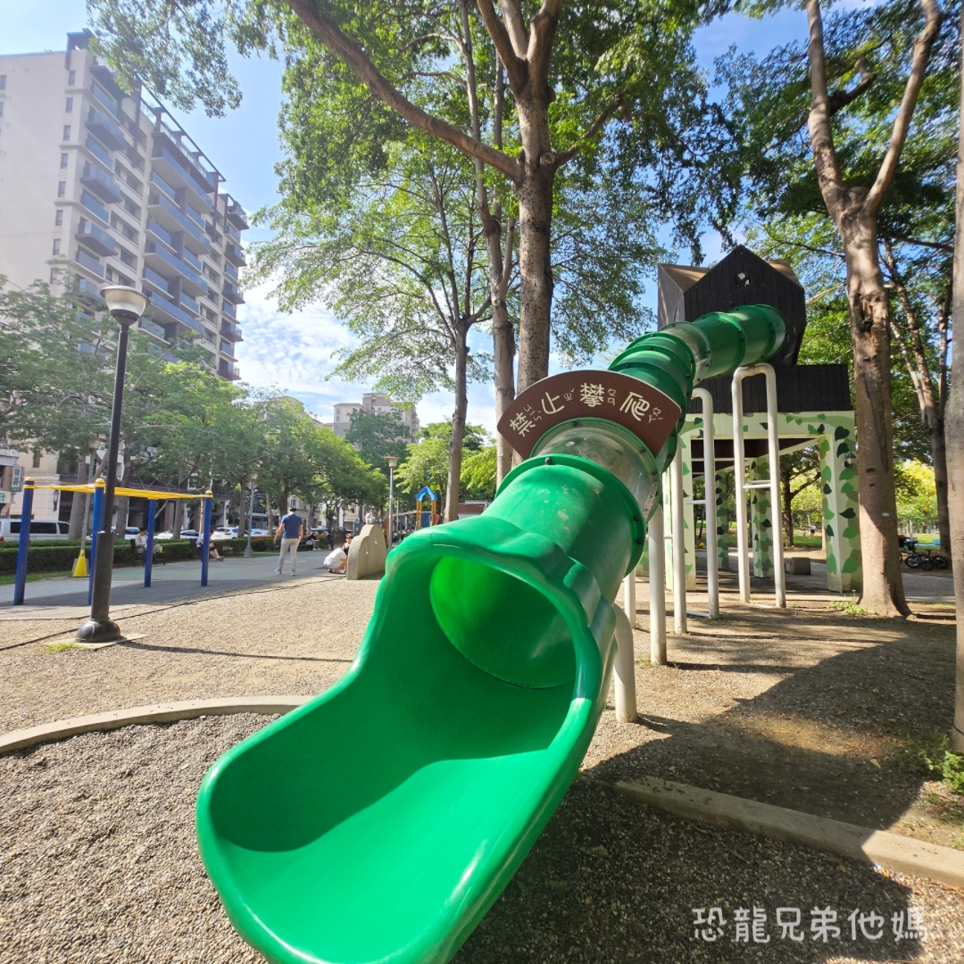 台中‧南屯｜豐富公園：隱身都市茂密樹蔭下的樹屋溜滑梯，適合孩子奔跑玩球的大草皮，一旁有廁所