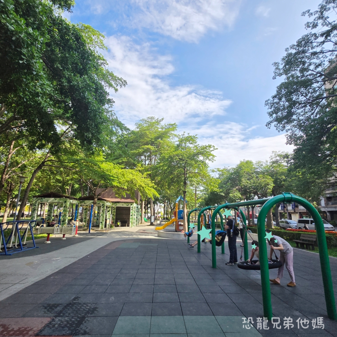 台中‧南屯｜豐富公園：隱身都市茂密樹蔭下的樹屋溜滑梯，適合孩子奔跑玩球的大草皮，一旁有廁所