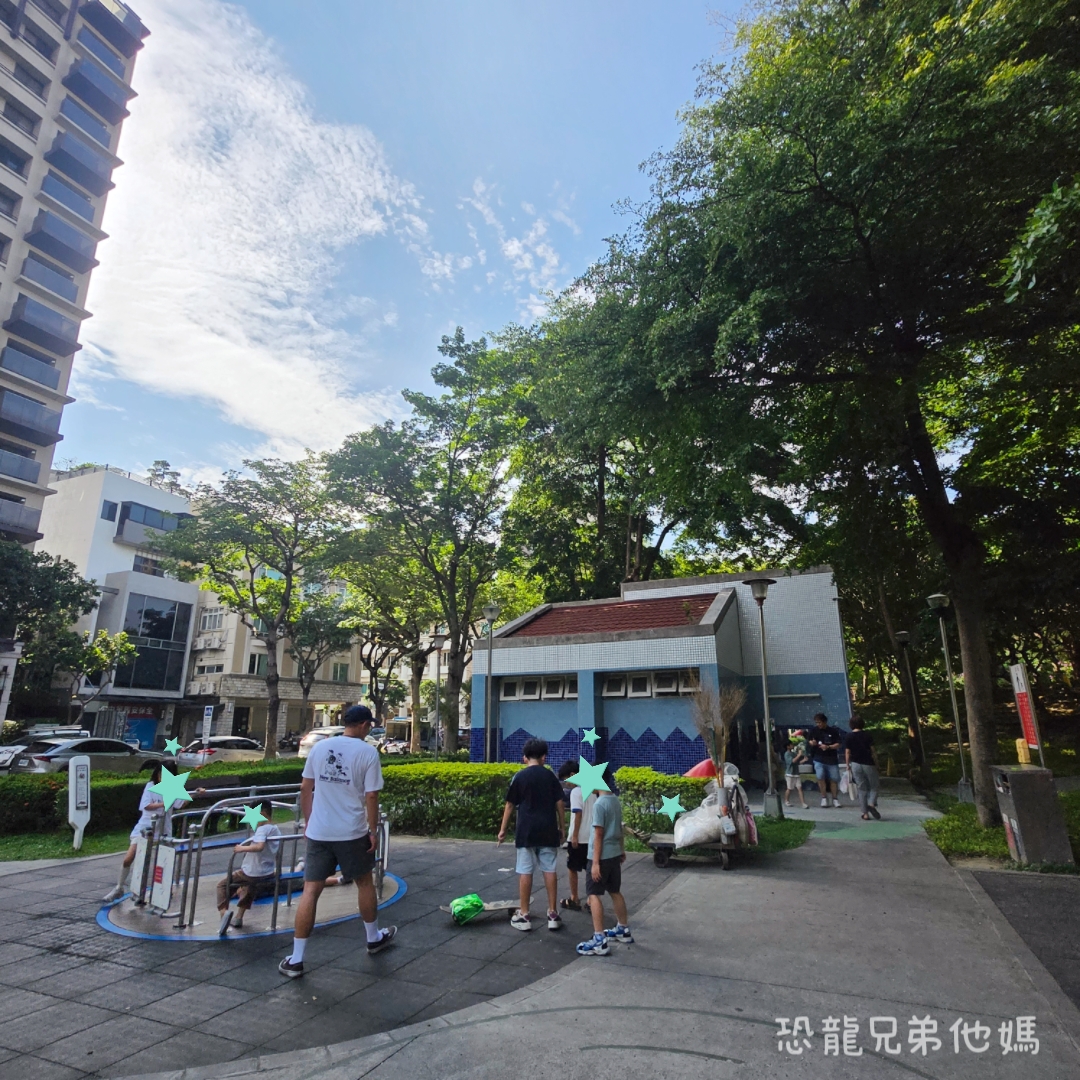 台中‧南屯｜豐富公園：隱身都市茂密樹蔭下的樹屋溜滑梯，適合孩子奔跑玩球的大草皮，一旁有廁所