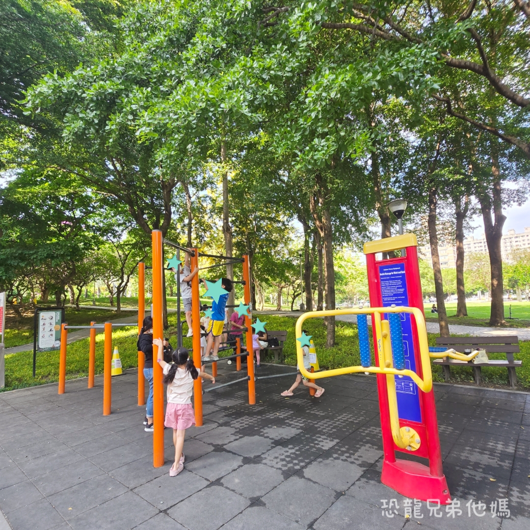 台中‧南屯｜豐富公園：隱身都市茂密樹蔭下的樹屋溜滑梯，適合孩子奔跑玩球的大草皮，一旁有廁所