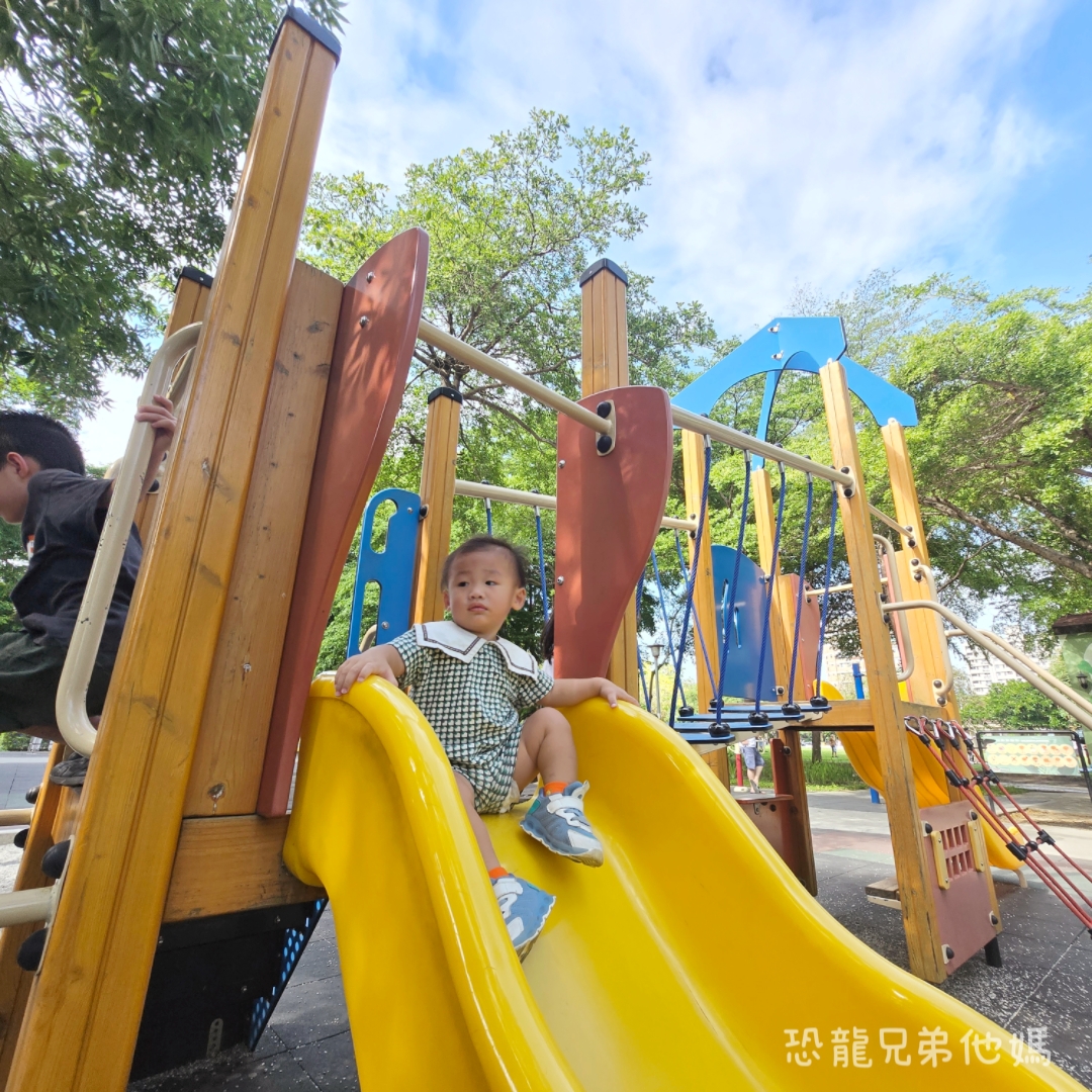 台中‧南屯｜豐富公園：隱身都市茂密樹蔭下的樹屋溜滑梯，適合孩子奔跑玩球的大草皮，一旁有廁所
