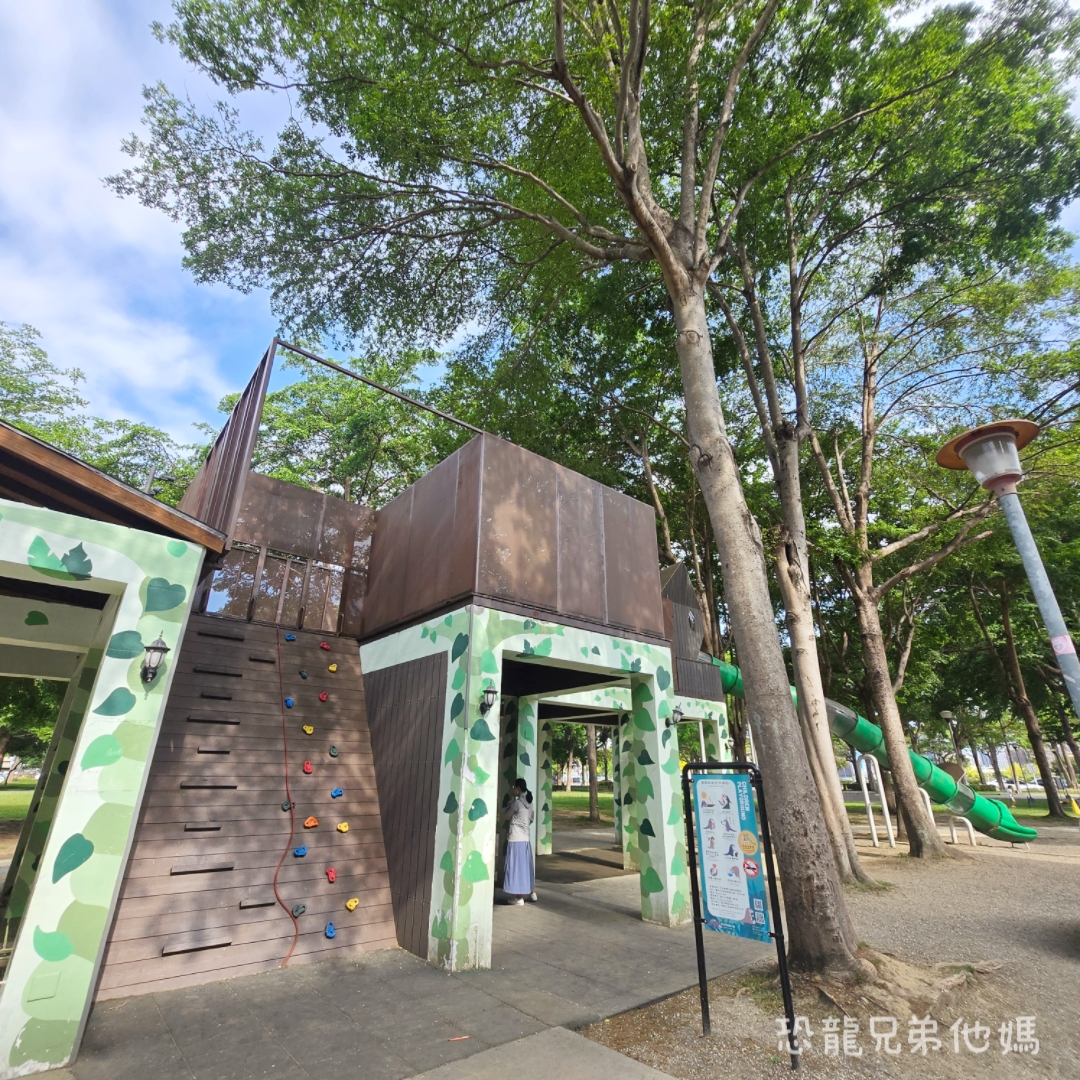 台中‧南屯｜豐富公園：隱身都市茂密樹蔭下的樹屋溜滑梯，適合孩子奔跑玩球的大草皮，一旁有廁所