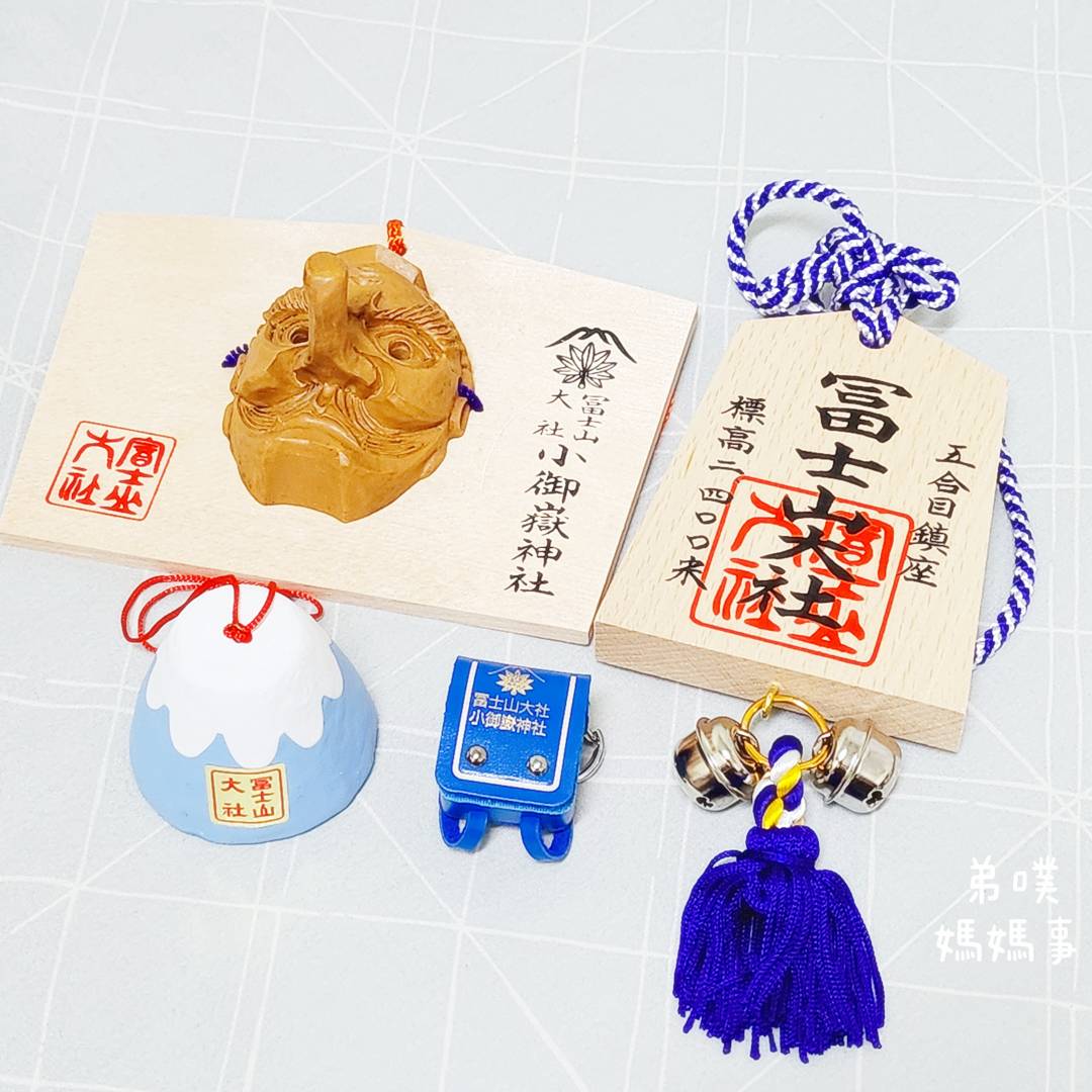 【日本‧山梨縣】富士山五合目│必買木製明信片、登山杖，走訪富士山小御嶽神社，有機會可以近距離看到富士山!2023.08