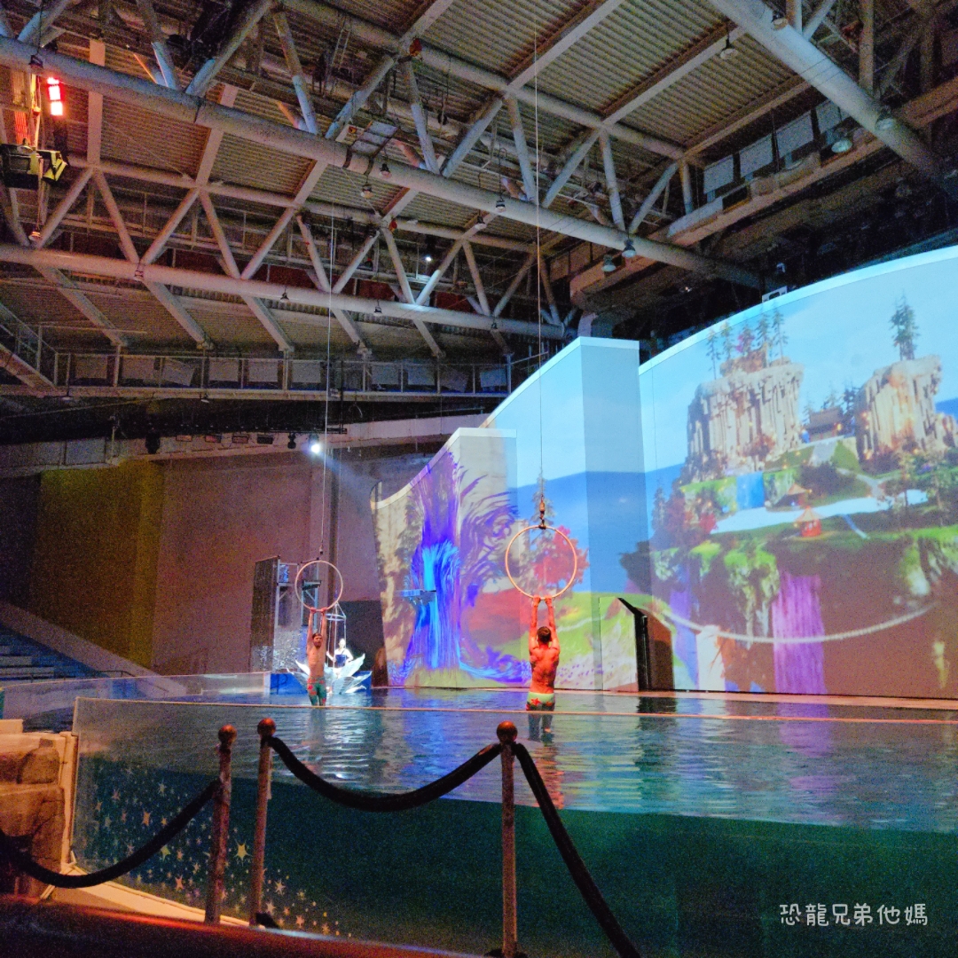 韓國‧濟洲水上星球(아쿠아플라넷제주 ,Aqua Planet)，韓國最大水族館，超震撼海底隧道、海女潛水秀、超萌魟魚表演全攻略，濟州必玩景點!!2025.08