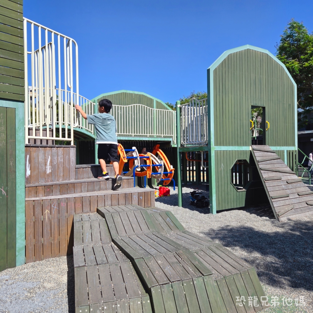 新竹親子景點｜芎林公一方口獅公園：全台首座客家舞獅遊戲場！巨型方口獅滑梯、詠春木人樁、沙坑溫馨放電
